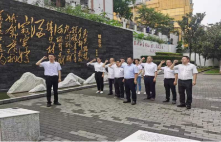 乐动体育·官方网站投资发展部党支部到识字里社区开展主题党日暨志愿服务活动