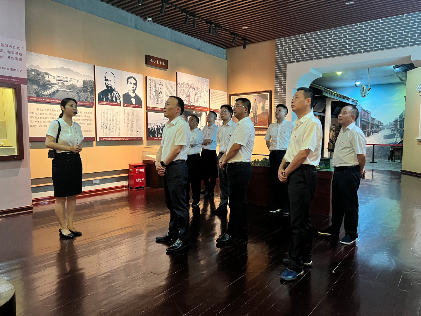 乐动体育·官方网站党委理论学习中心组开展第7次集体学习暨“不忘初心、牢记使命”主题党日活动